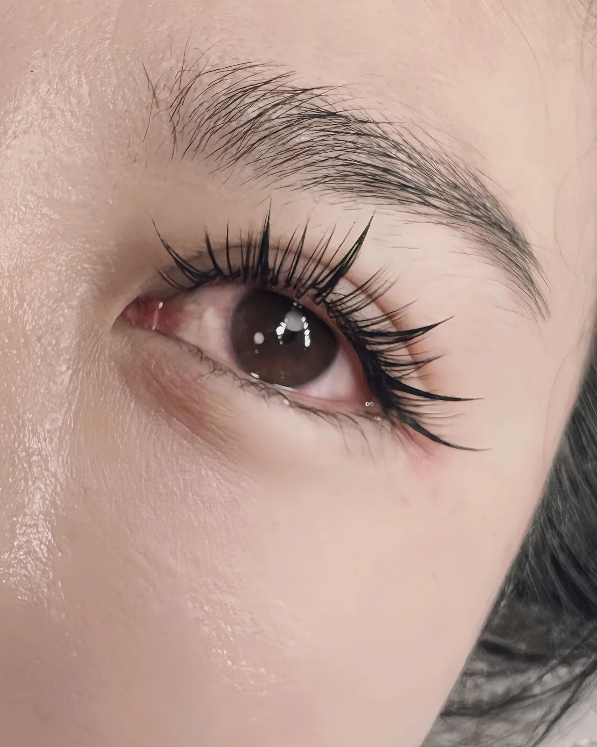 Close-up of fluttery eyelash extensions by Julie